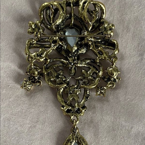 Beautiful Rhinestone Pin - Picture 3 of 3